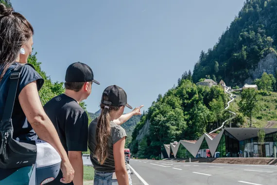 Kinder vor Fort Kniepass