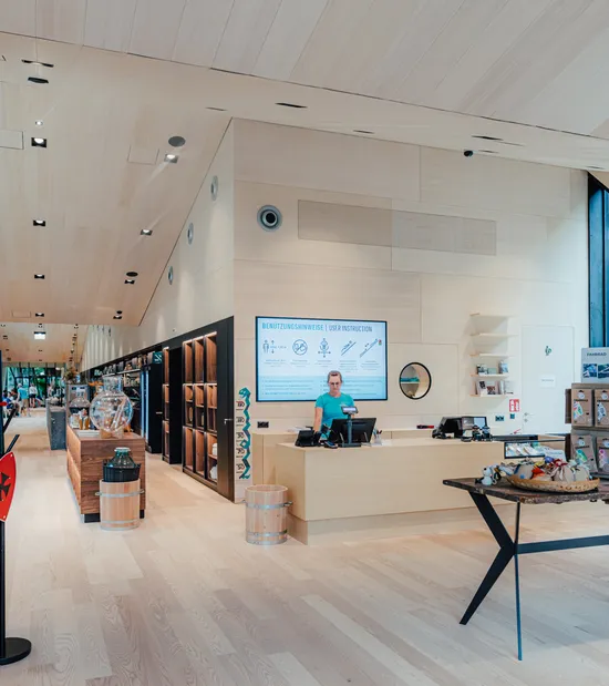 Modern gestalteter Museumsshop mit Holzinterieur und Souvenirartikeln