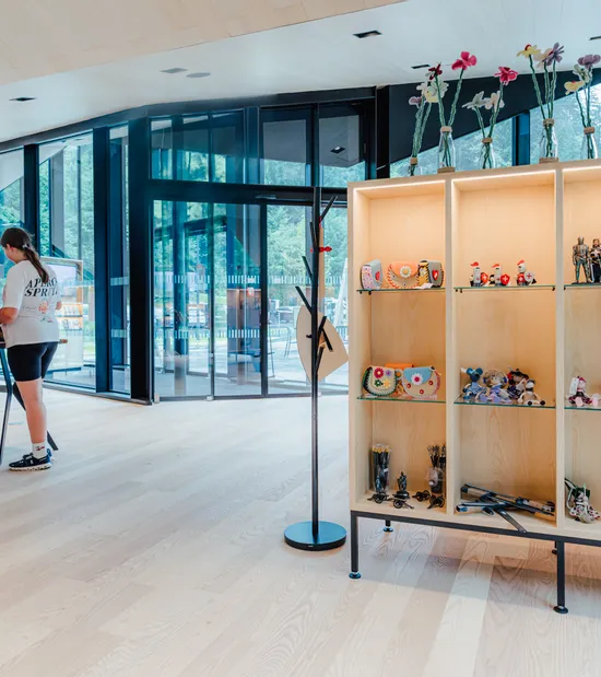 Souvenirshop mit Holzregalen, die Spielzeug, Schwerter und handgefertigte Andenken zeigen