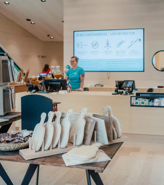 Moderner Geschenkeladen mit Schneidebrettern aus Holz, Snacks und Fahrrad-Sets im Angebot