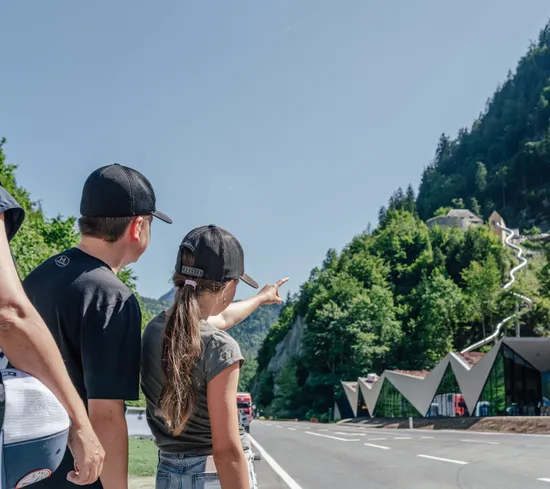 Kinder vor Fort Kniepass